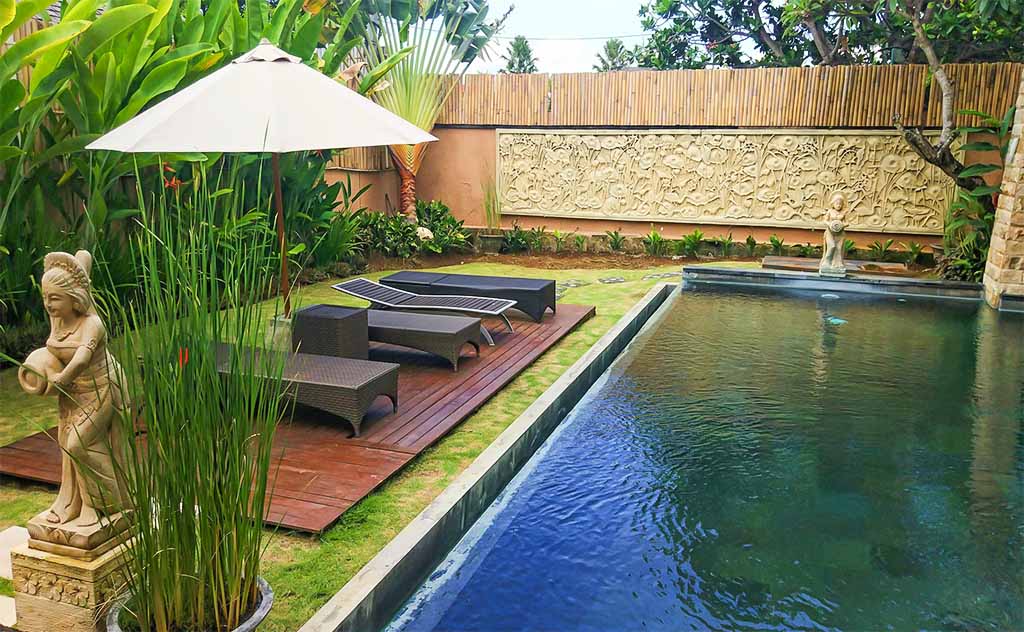 Kumuda Villa - pool and sun loungers