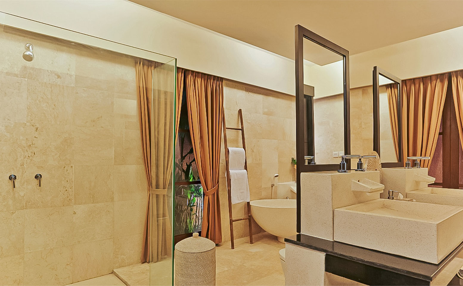 Kumuda Villa - Master bathroom with bathub, 2 sinks and 2 mirror