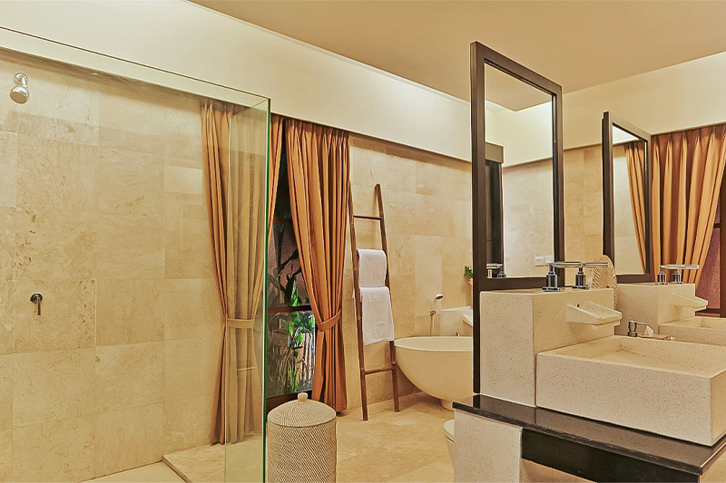 Kumuda Villa - Master bathroom with bathub, 2 sinks and 2 mirror